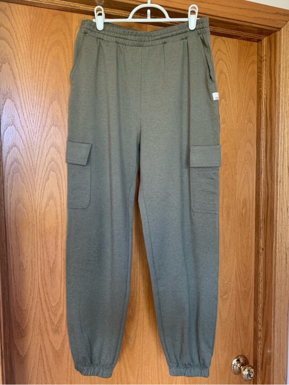 Vuori Women’s Boyfriend Cargo Jogger, Green, size SMALL